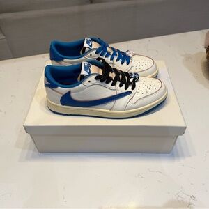 Nike Low-Top Sneakers in White & Blue with Black Laces